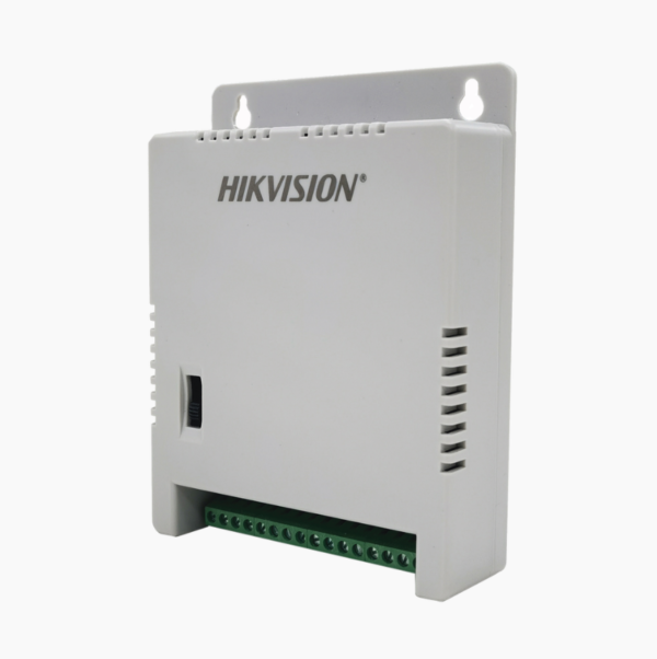 Fuente de Poder Regulada 12 Vcc / 13.5 Vcc / 15 Vcc para 8 Cámaras / 1 Amp por Salida / Voltaje de Entrada 90 - 130 VCA / Filtro de Ruido para Cámaras 4K / Modo para Largas Distancias